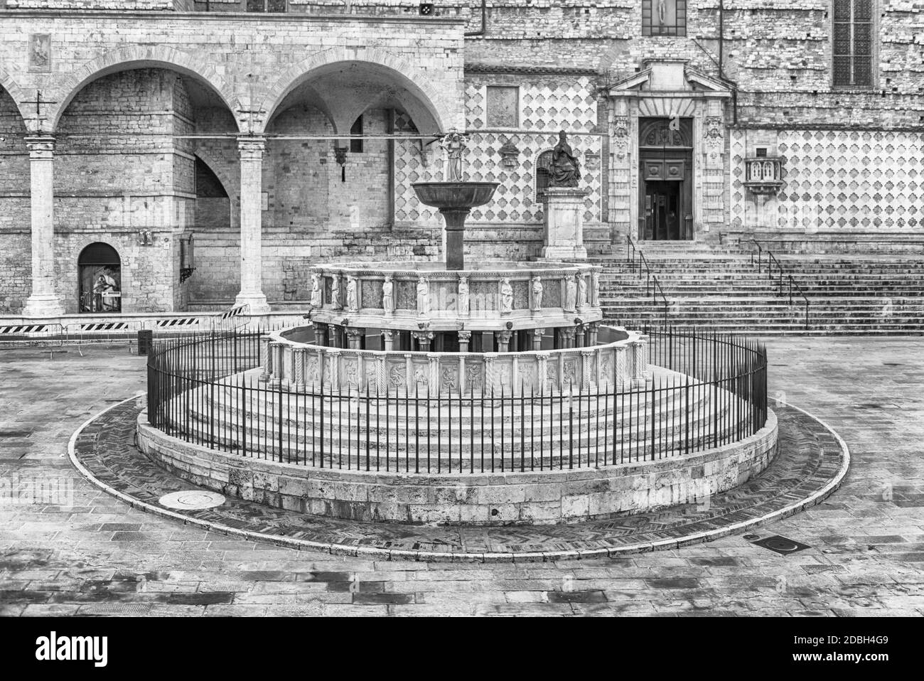 Vue de la Fontana Maggiore, fontaine médiévale monumentale située entre la cathédrale et le Palazzo dei Priori dans la ville de Pérouse, Italie Banque D'Images