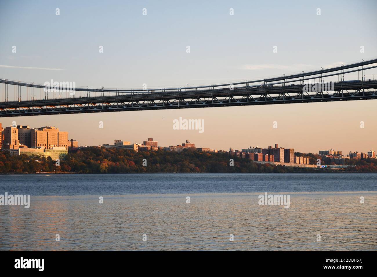 RIDEAU D'ACIER : VOLUME 2 : le pont George Washington est l'étoile de nombreuses magnifiques cyscapes le long de la rivière Hudson dans les Palisades du NJ Banque D'Images