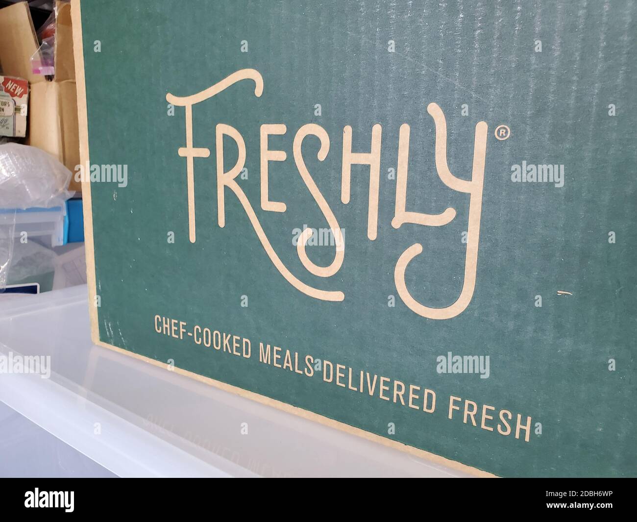 Gros plan sur le logo fraîchement préparé et le slogan « Chef-cuisiné repas livré frais » imprimé sur une boîte en carton ondulé, San Ramon, Californie, 29 octobre 2020. () Banque D'Images