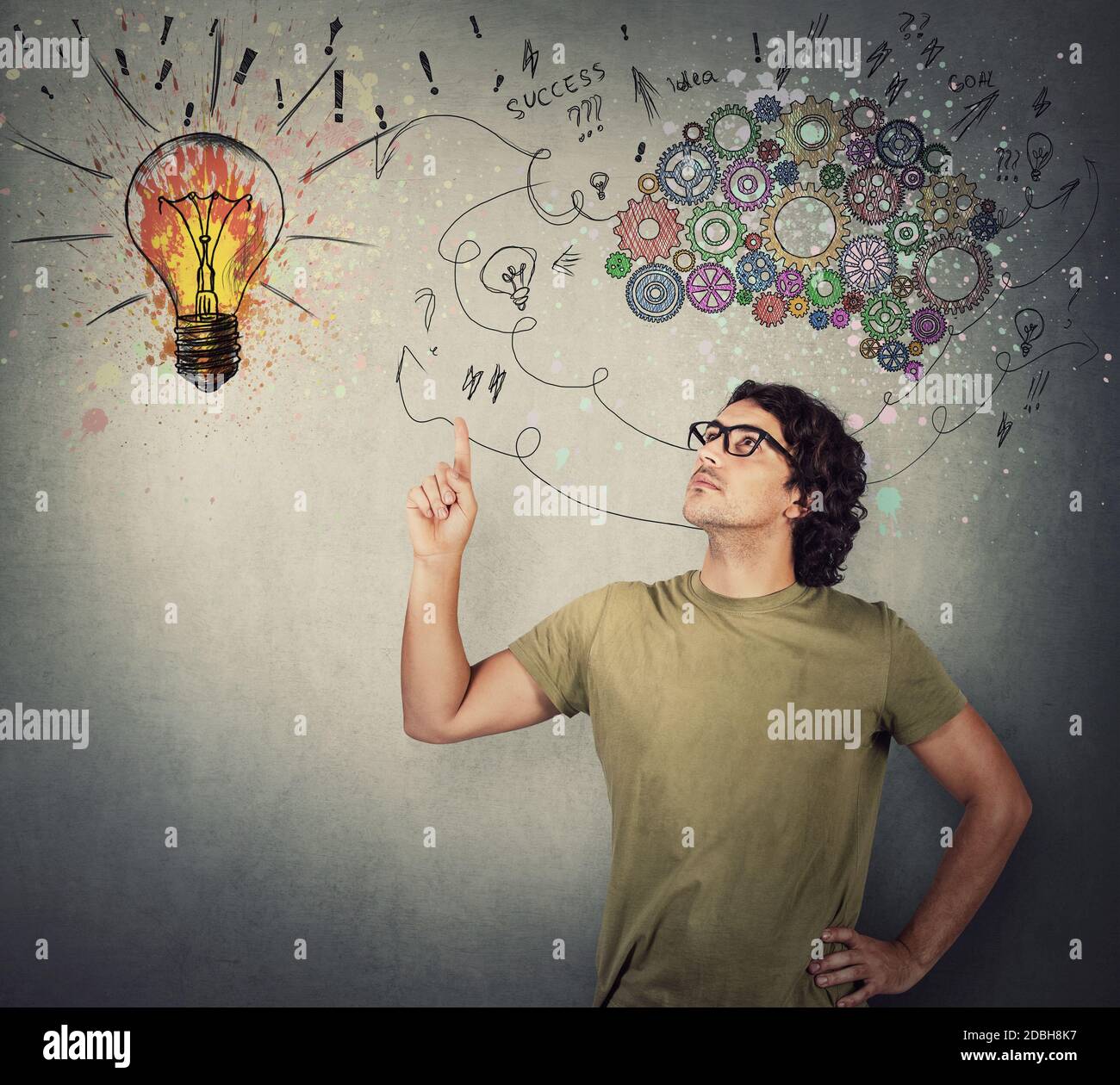 Jeune homme décontracté pointant vers le haut de l'index, montre une ampoule lumineuse reliée à un cerveau d'engrenage coloré. Concept d'idée et de créativité, pensée positive Banque D'Images