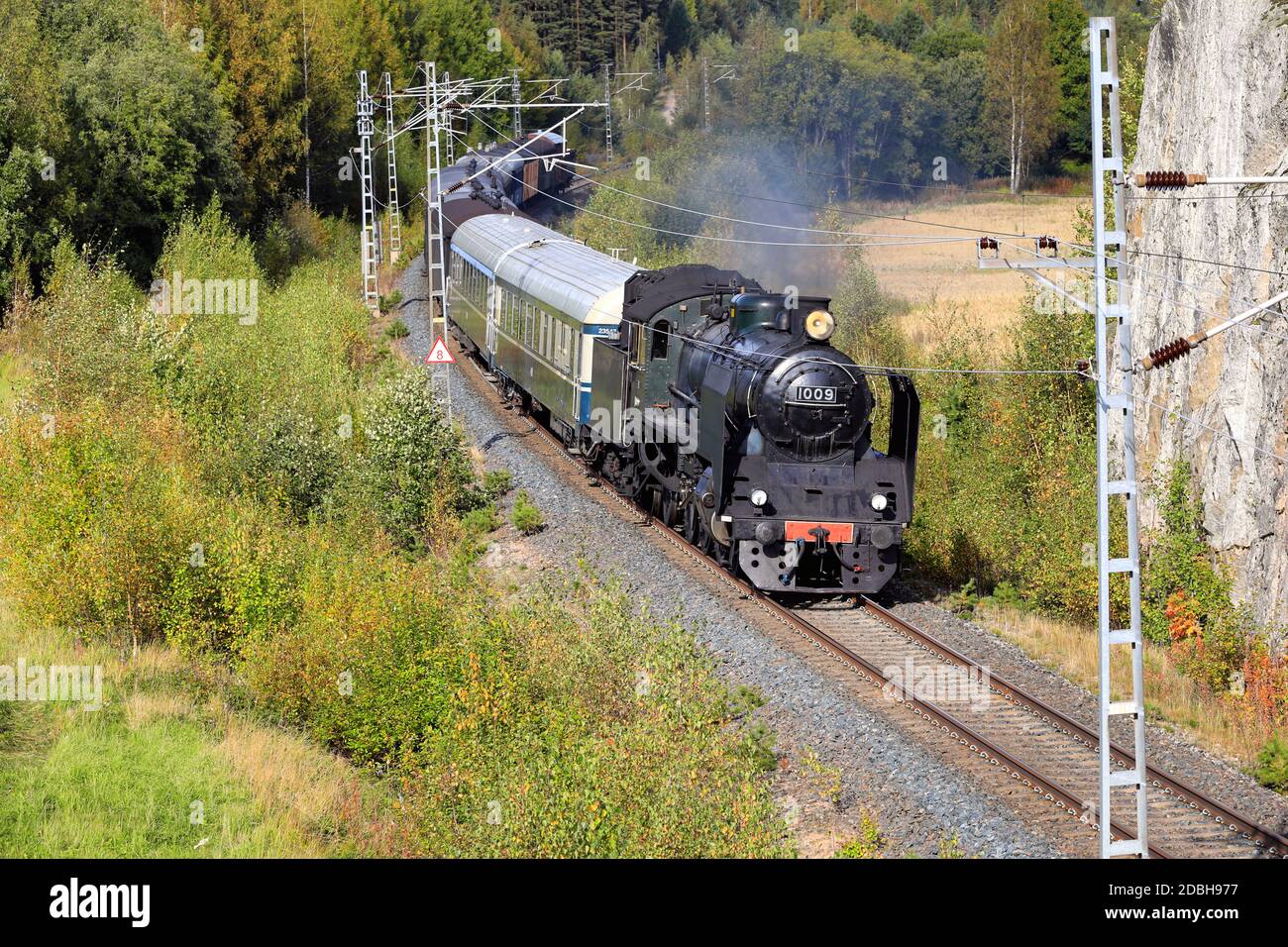 Locomotive à vapeur de classe HR1 Ukko-Pekka 1009 tirant des wagons à travers les paysages ruraux, vue surélevée. Salo, Finlande. 20 septembre 2020. Banque D'Images