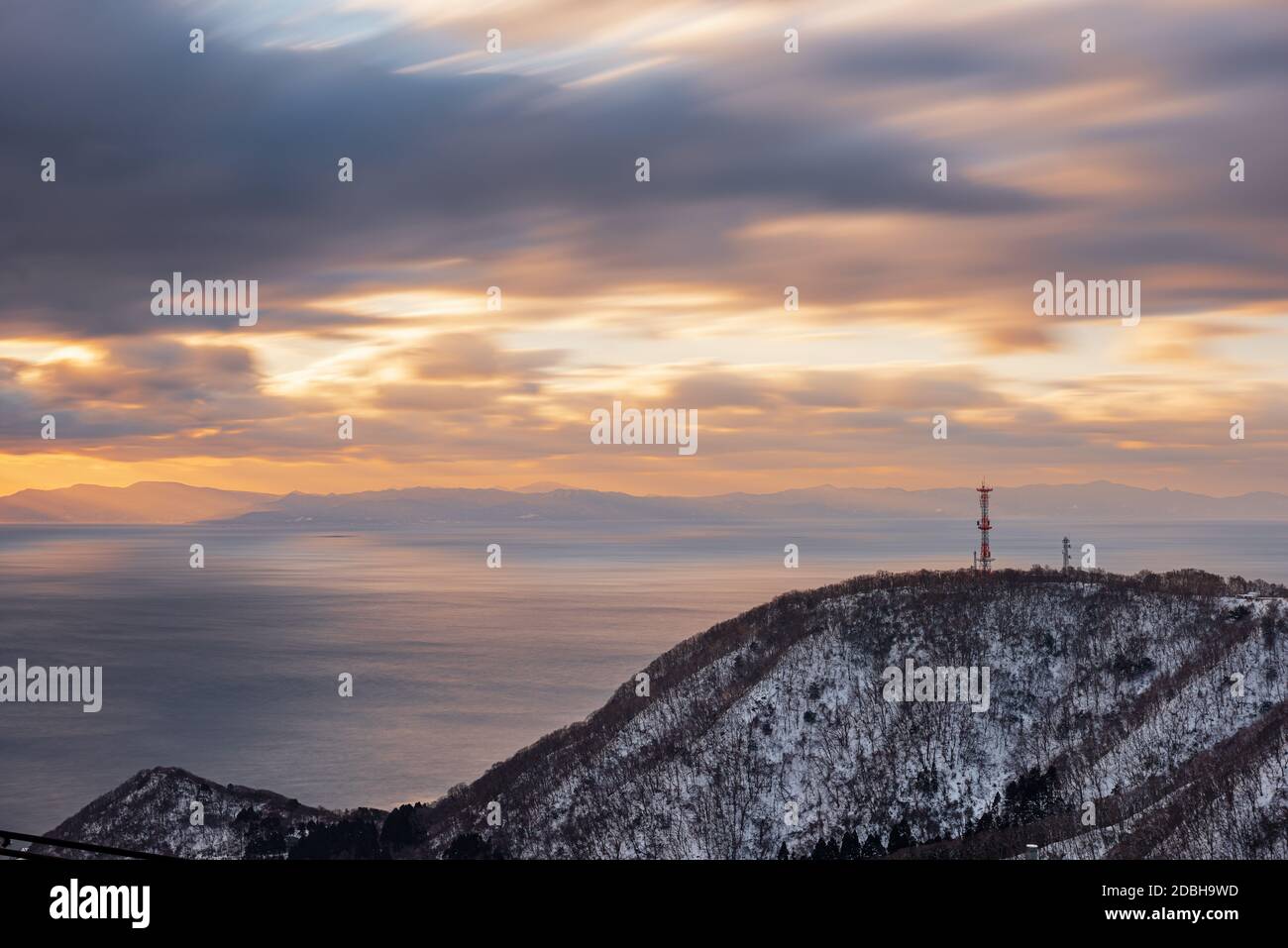 Hakodate, Hokkaido, Japon avec vue sur la baie de Hakodate le matin d'hiver. Banque D'Images