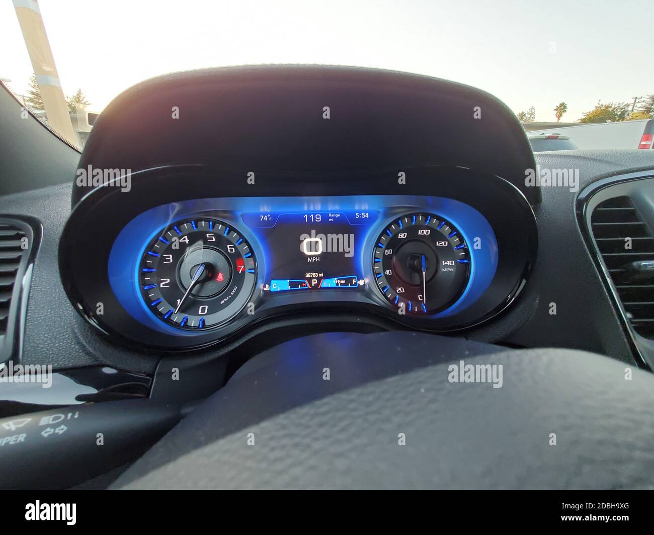 Gros plan d'un tableau de bord numérique de voiture Chrysler, avec affichage numérique, tachymètre et compteur de vitesse à Walnut Creek, Californie, États-Unis, le 23 octobre 2020. () Banque D'Images
