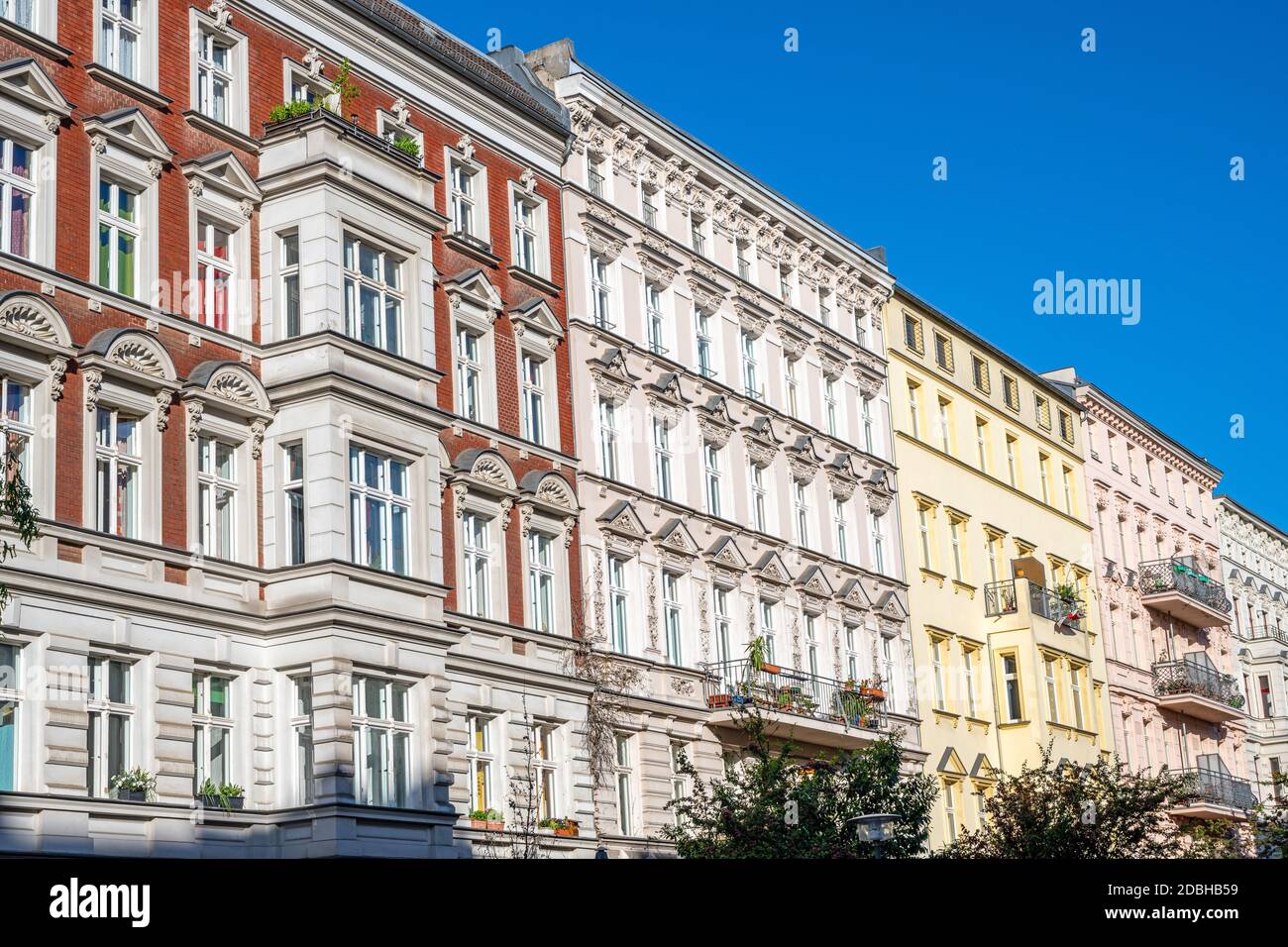 Anciens immeubles d'appartements rénovés vus à Berlin, Allemagne Banque D'Images