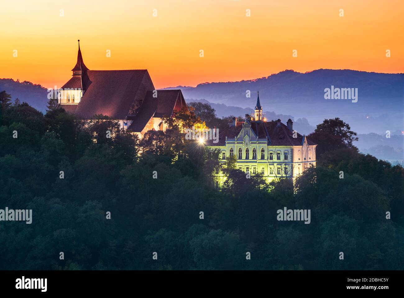 Sighisoara, Roumanie - automne magnifique coucher de soleil sur la ville médiévale de Transyilvania. Banque D'Images