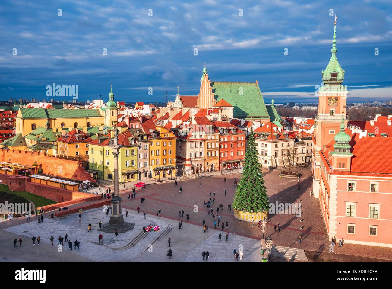 Varsovie, Pologne - arbre de Noël dans la place illuminée du château avec la colonne de Sigismund, capitale polonaise. Banque D'Images