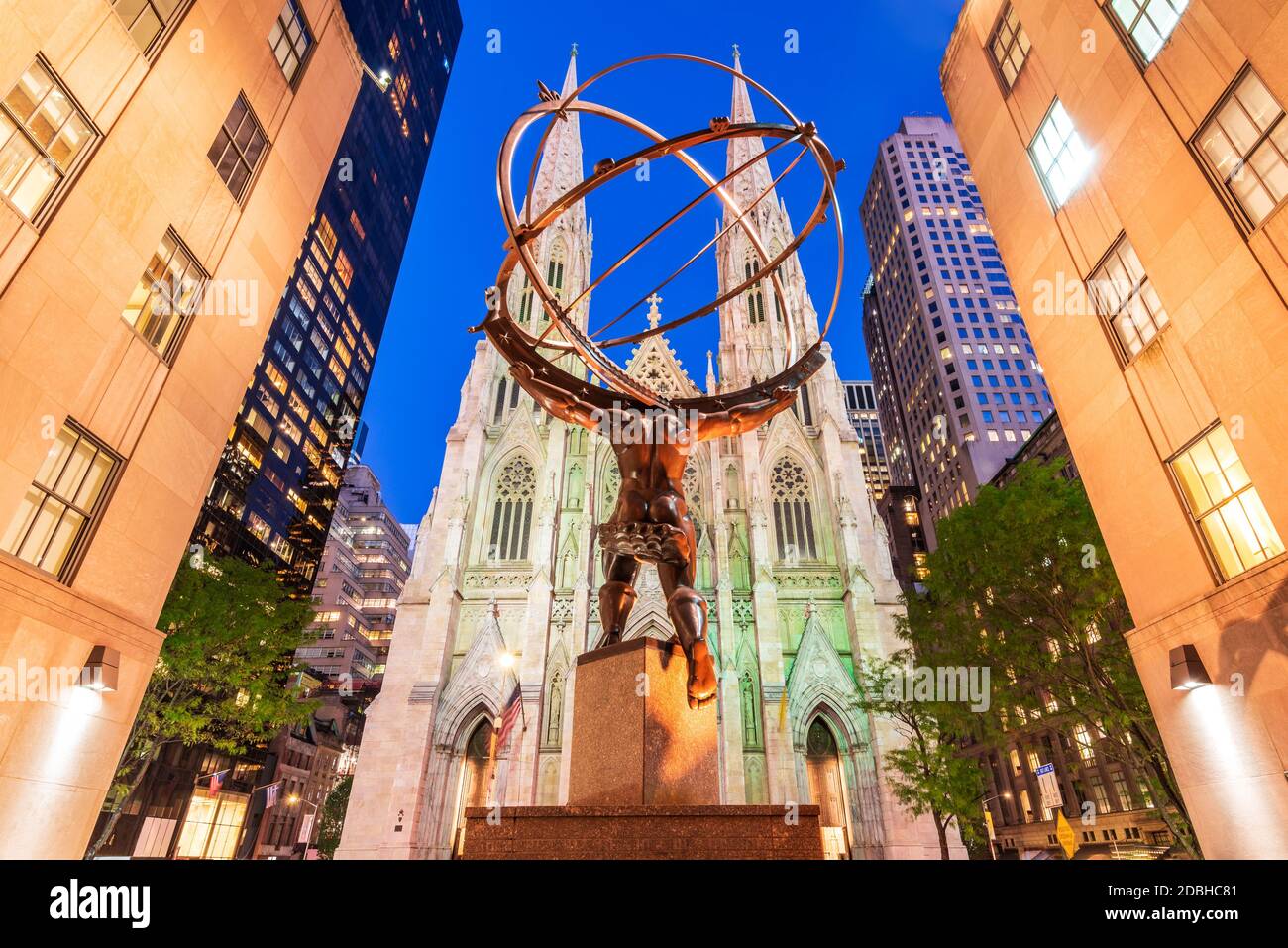 New York, États-Unis - septembre 2019 : cathédrale Saint-Patrick et statue de l'Atlas sur la 5e Avenue, Manhattan Banque D'Images