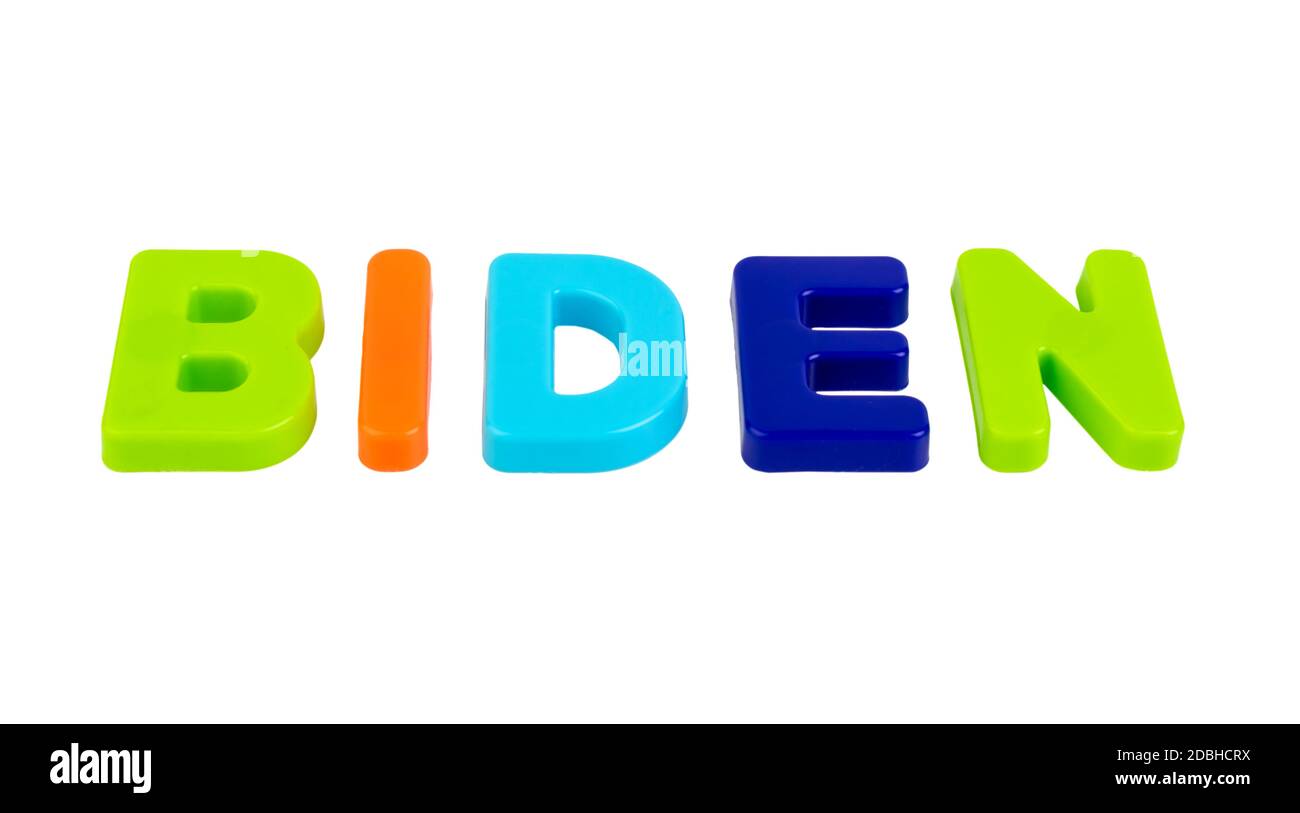 Le nom de famille du candidat à la présidence AMÉRICAIN Joseph Biden écrit en lettres plastiques multicolores sur fond blanc. Concept de la campagne électorale. Banque D'Images