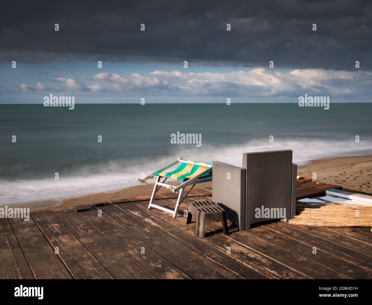 Plage en hiver avec des équipements abandonnés (côte du Latium, Italie, Europe) Banque D'Images