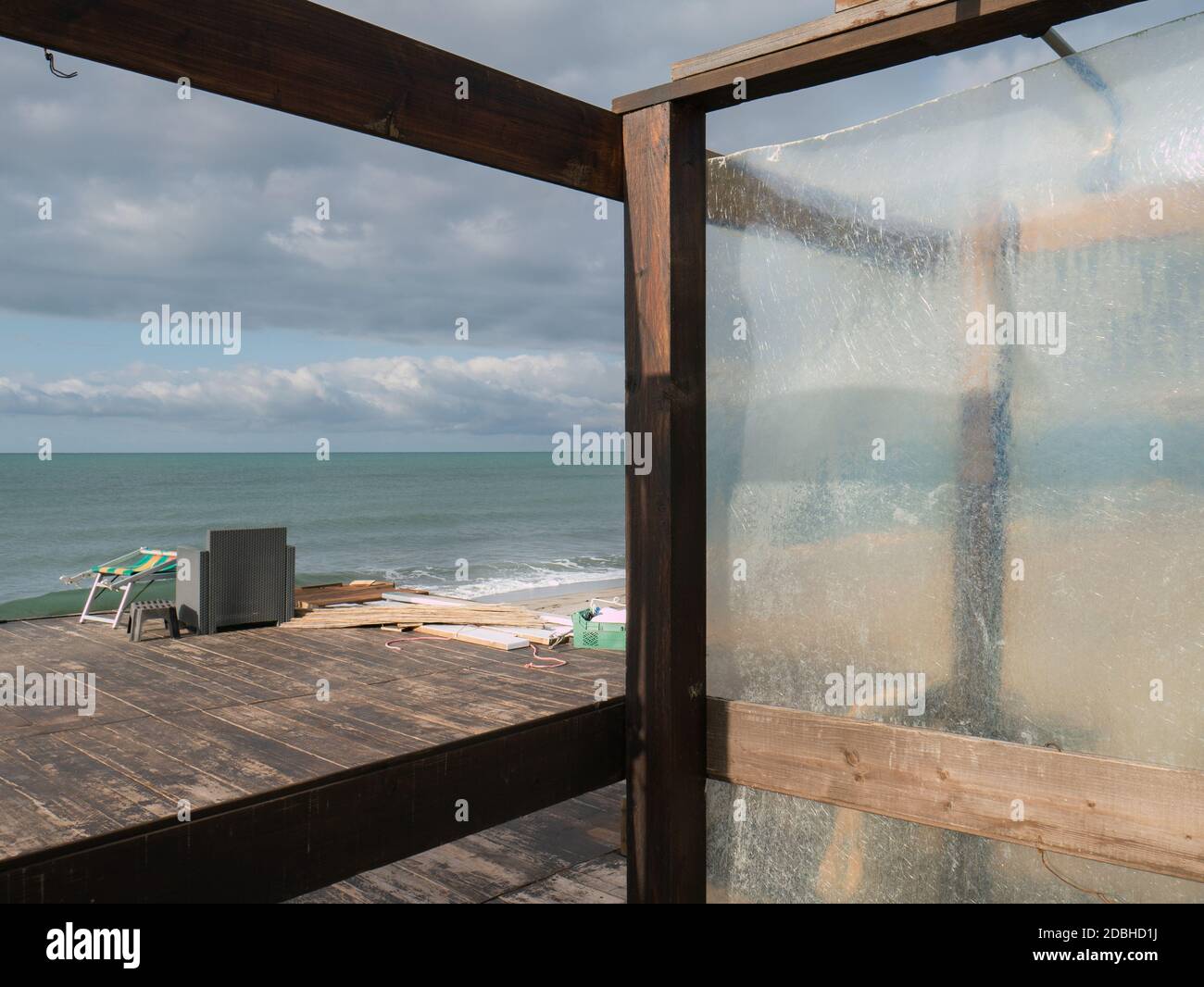 Plage en hiver avec des équipements abandonnés (côte du Latium, Italie, Europe) Banque D'Images
