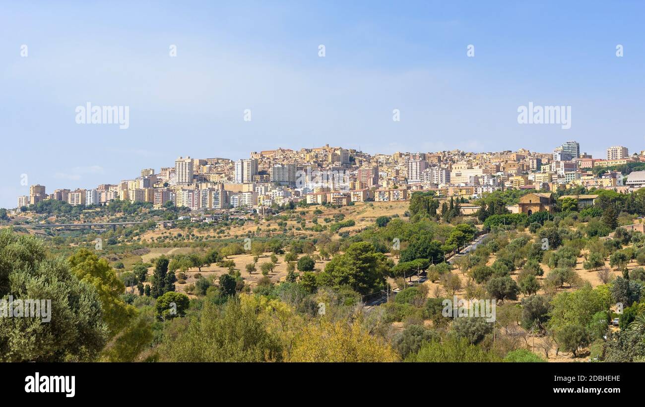 Vue panoramique sur la ville d'Agrigento, sur la côte sud de la Sicile, en Italie Banque D'Images