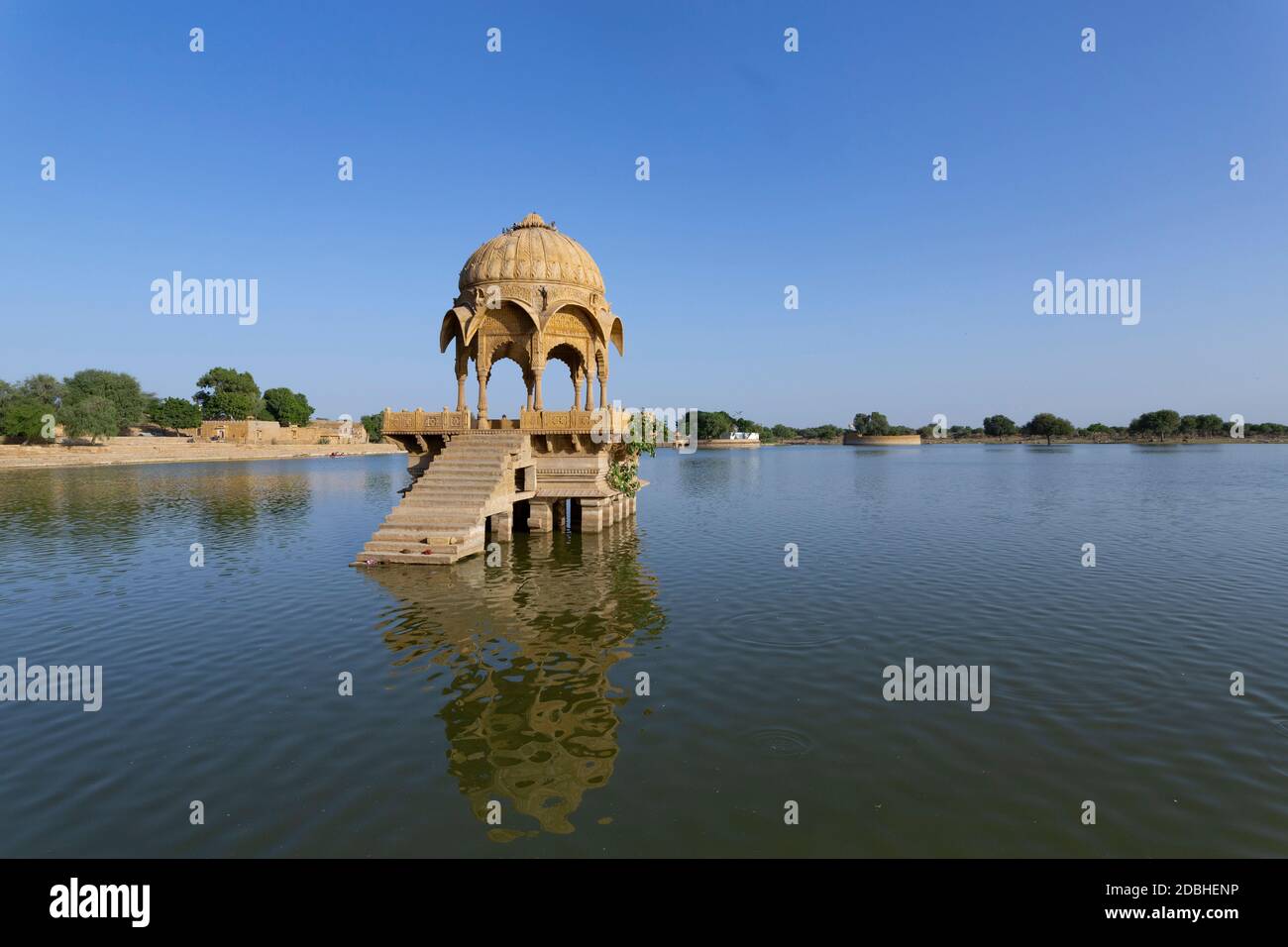 Monuments indiens Gadi Sagar temple sur Gadisar lake Udaipur, Rajasthan, Inde du nord Banque D'Images