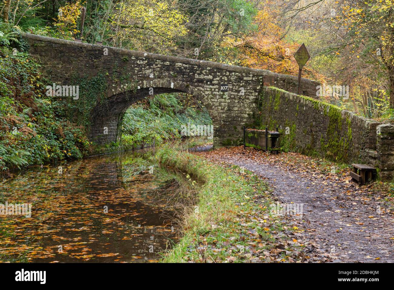 Pont 107 sur le canal Monbucshire et Brecon, près de Gilwern, Monbucshire, pays de Galles du Sud, Royaume-Uni Banque D'Images