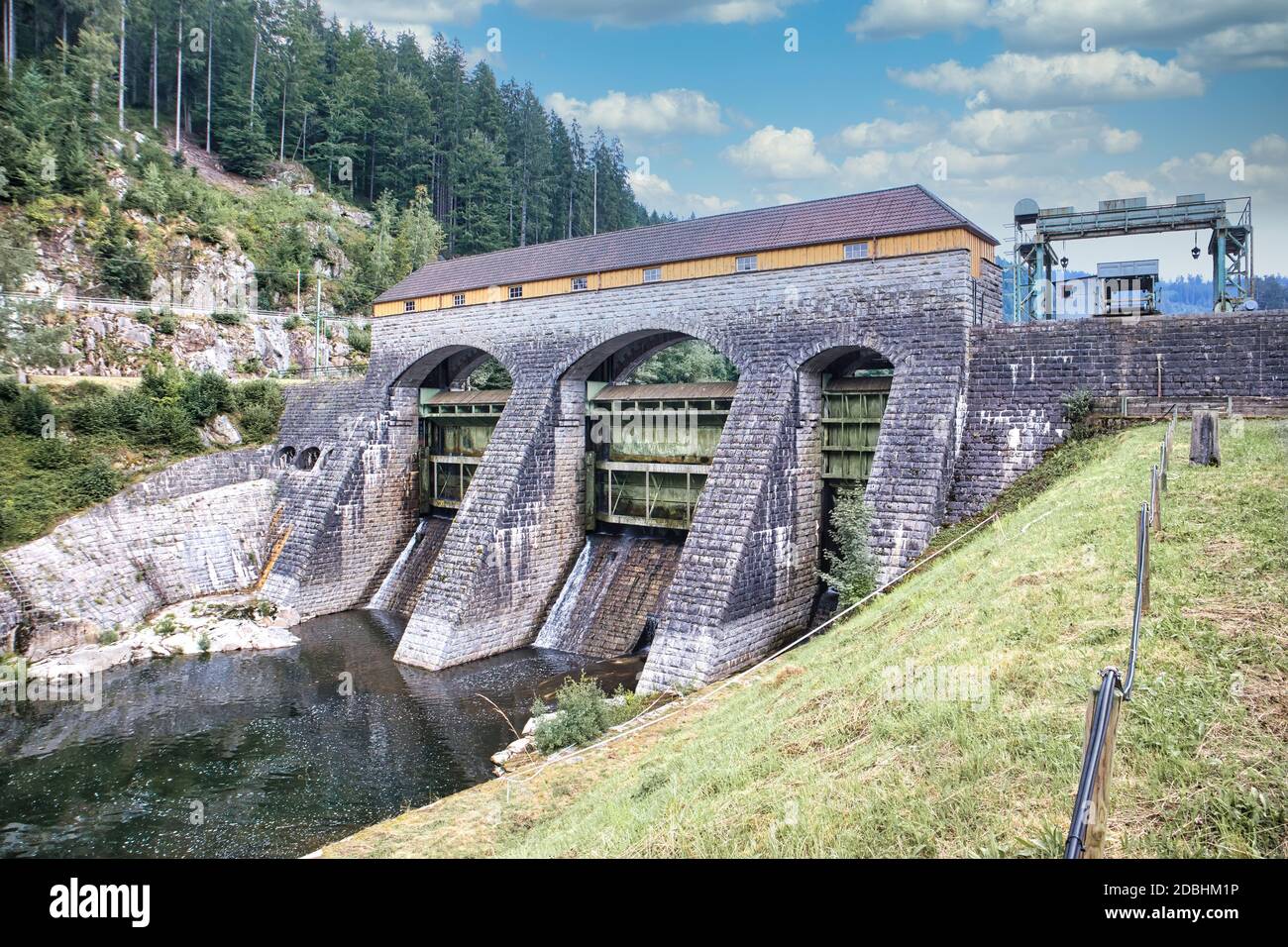 Weir sur la rivière sous un ciel bleu dans la forêt noire, Allemagne Banque D'Images
