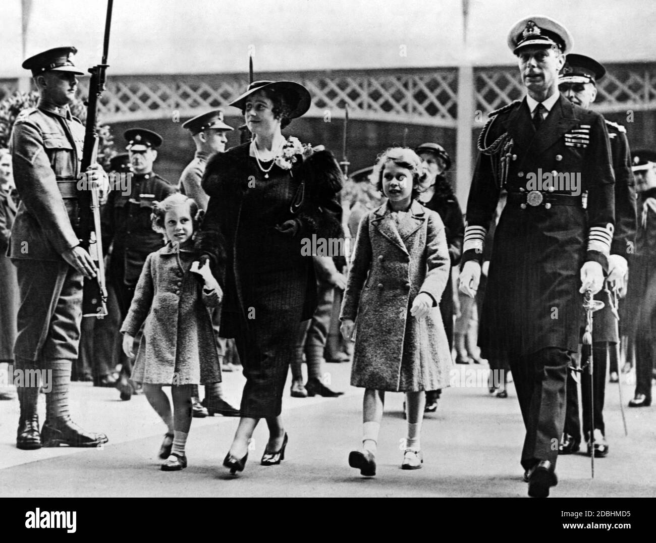 La duchesse Elizabeth, la princesse Margaret Rose, la princesse Elizabeth et le duc George sur la voie de l'abdication du roi Edward VIII Banque D'Images