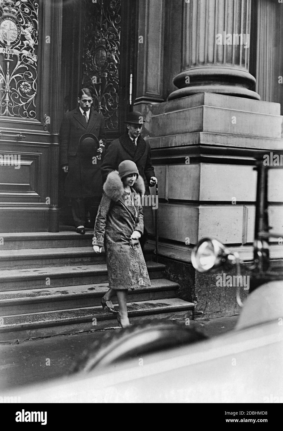 George, le duc de York et plus tard le roi George VI, et sa femme Elizabeth quittent l'ambassade d'Angleterre à Berlin. Photo non datée, env. 1929. Banque D'Images