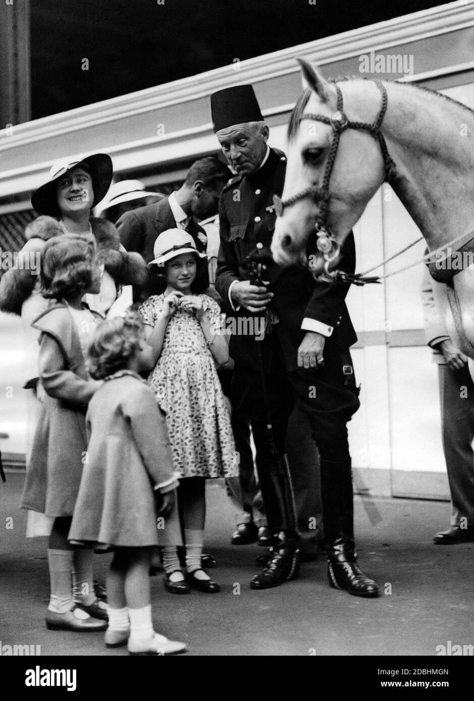 Elizabeth, Duchesse de York, la princesse Margaret Rose, la princesse Elizabeth et George VI, duc de York, visitent le salon international du cheval à Olympia. Banque D'Images