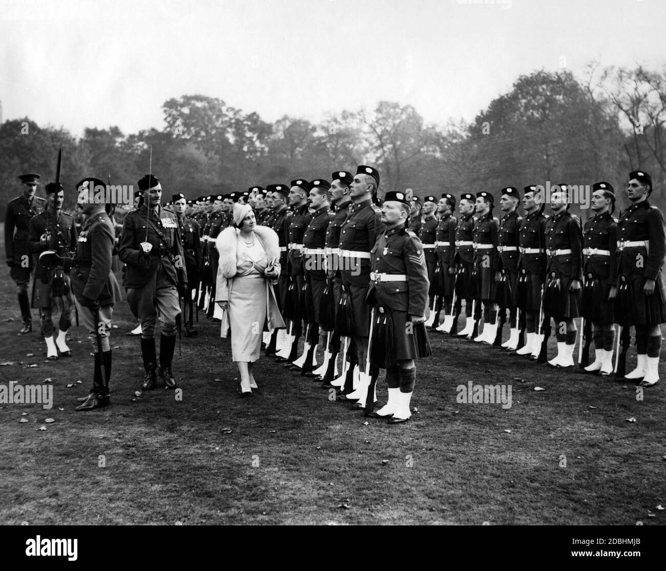 La reine Elizabeth inspecte les rangs des London Scottish. Photo non datée, env. 1937 Banque D'Images