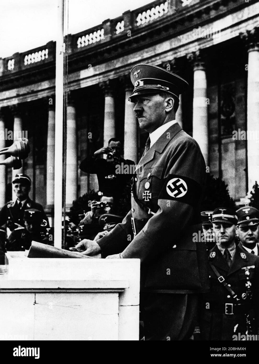 En mars 1938, Adolf Hitler proclame l'annexion de l'Autriche et du Grand Reich allemand qui en résulte devant une foule de personnes à Heldenplatz à Vienne. Banque D'Images