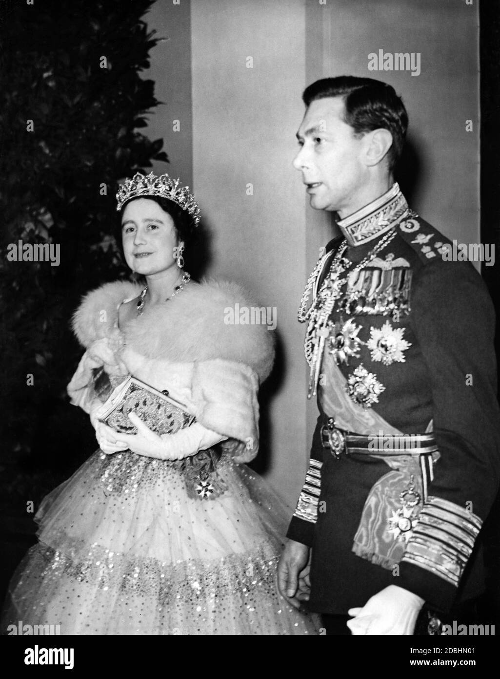 La reine Elizabeth et le roi George VI à leur arrivée à l'Opéra du ...