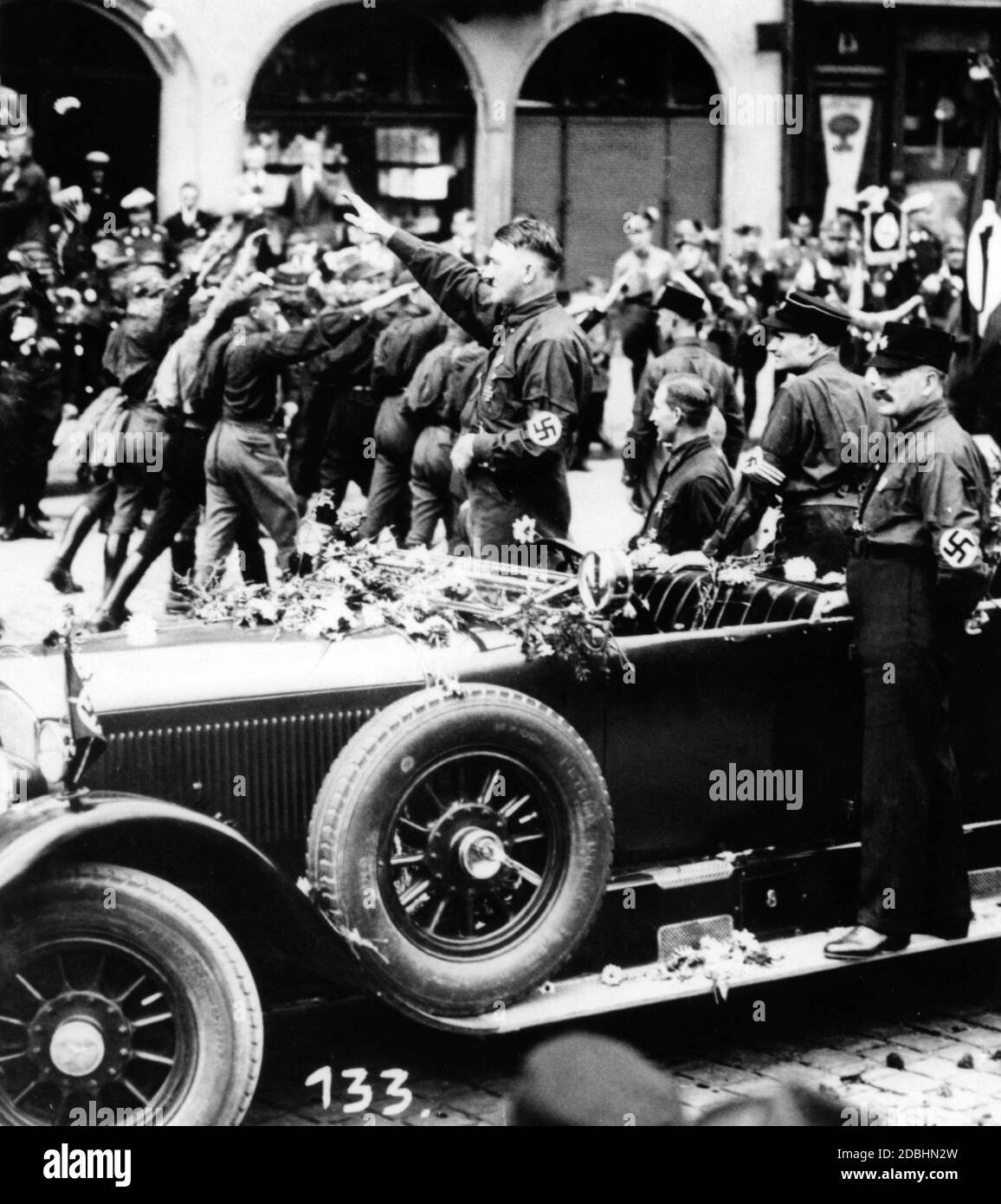 Hitler interprète le salut nazi lors du Congrès du Parti Reich à Nuremberg en 1927. Avec lui en voiture, Rudolf Hess et Ulrich Graf. Banque D'Images