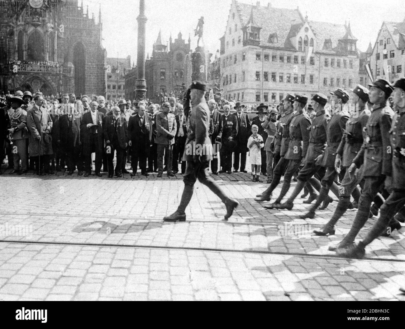 Avant sa tentative de coup d'État, Hitler a essayé d'obtenir la droite nationale de son côté. Ici, vous pouvez voir les unités sa défiler sur la place du marché principal de Nuremberg. Banque D'Images