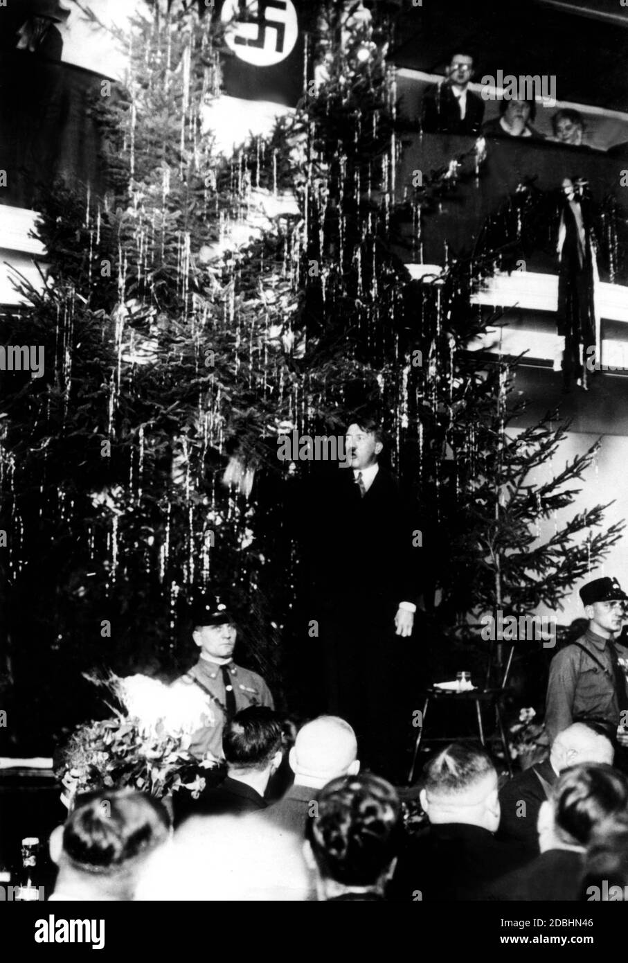 Adolf Hitler devant les partisans du NSDAP dans le Buergerbraeukeller à Munich. Banque D'Images