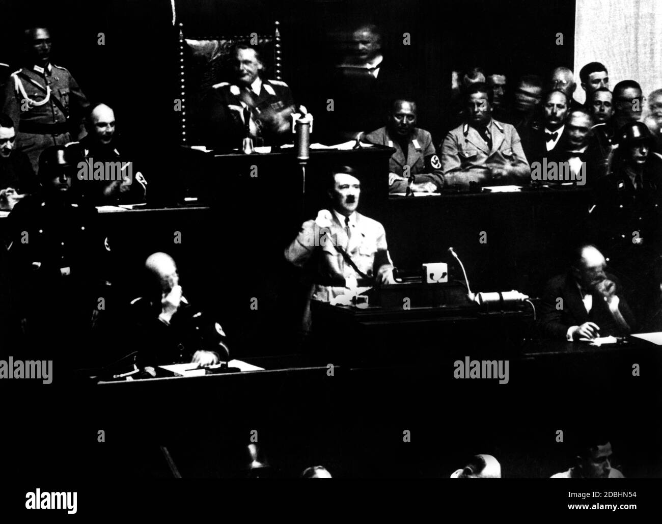 Adolf Hitler lors d'un discours devant le Reichstag. Derrière lui, le président du Reichstag, Hermann Goering. Hitler présente des excuses sur la purge de Roehm. Banque D'Images