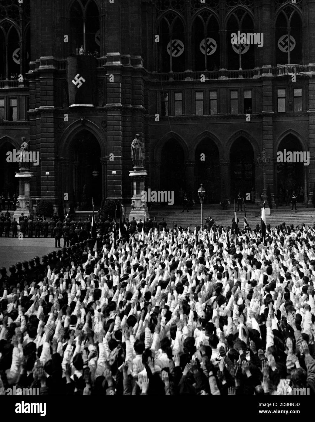 Hitler proclame le jour du Grand Reich allemand depuis le balcon de l'hôtel de ville de Vienne. Banque D'Images