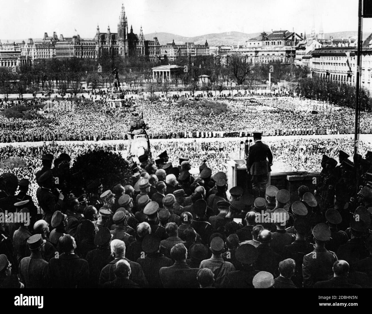 Devant une foule sur la Heldenplatz de Vienne, Adolf Hitler annonce l'annexion de l'Autriche au Grand Reich allemand. Banque D'Images