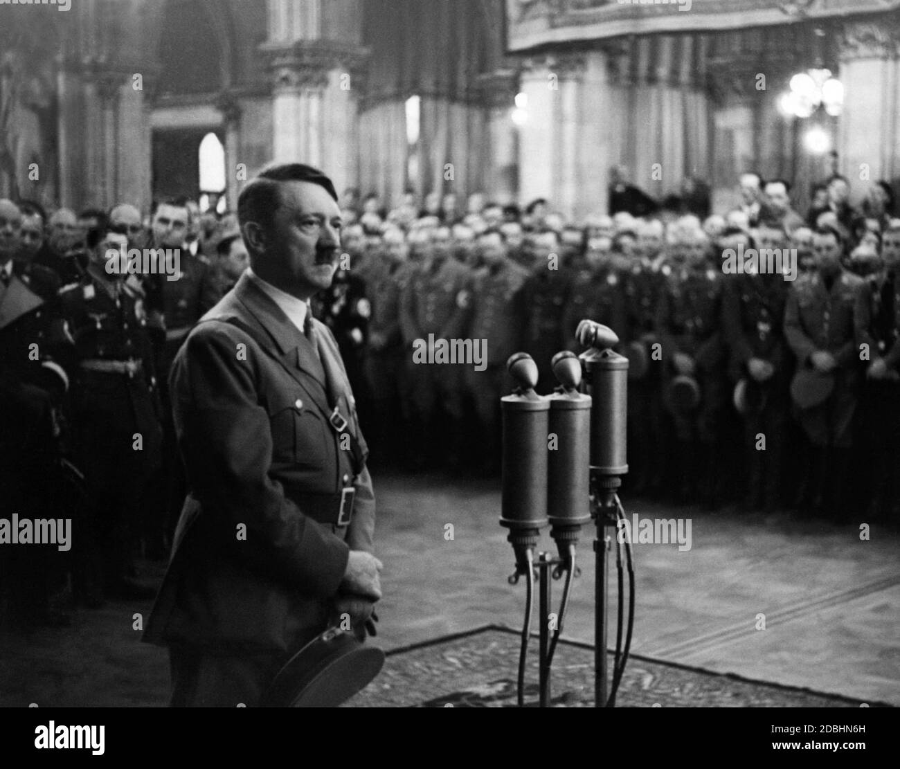 Adolf Hitler parle à sa réception à l'Hôtel de ville de Vienne lors de l'annexion de l'Autriche au Grand Reich allemand. Banque D'Images