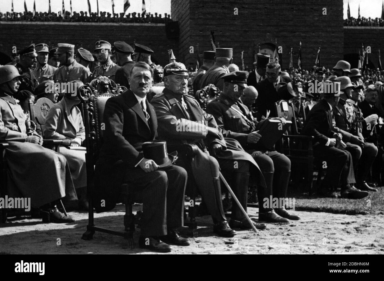 Adolf Hitler et Paul von Hindenburg au Mémorial de Tannenberg lors de son inauguration. Hermann Goering est assis sur la droite et dans la deuxième rangée est le fils de Hindenburg Oskar. Sur la droite avec le chapeau supérieur est Franz von Papen et à côté de lui Werner von Blombeg. Banque D'Images