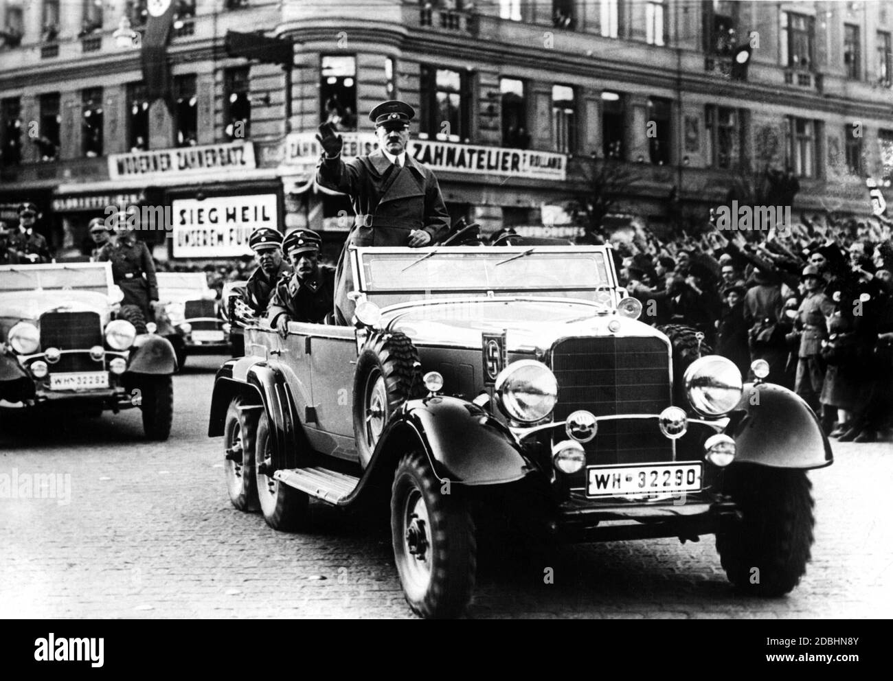 Adolf Hitler salue alors qu'il entre dans la Hofburg à Vienne. Banque D'Images
