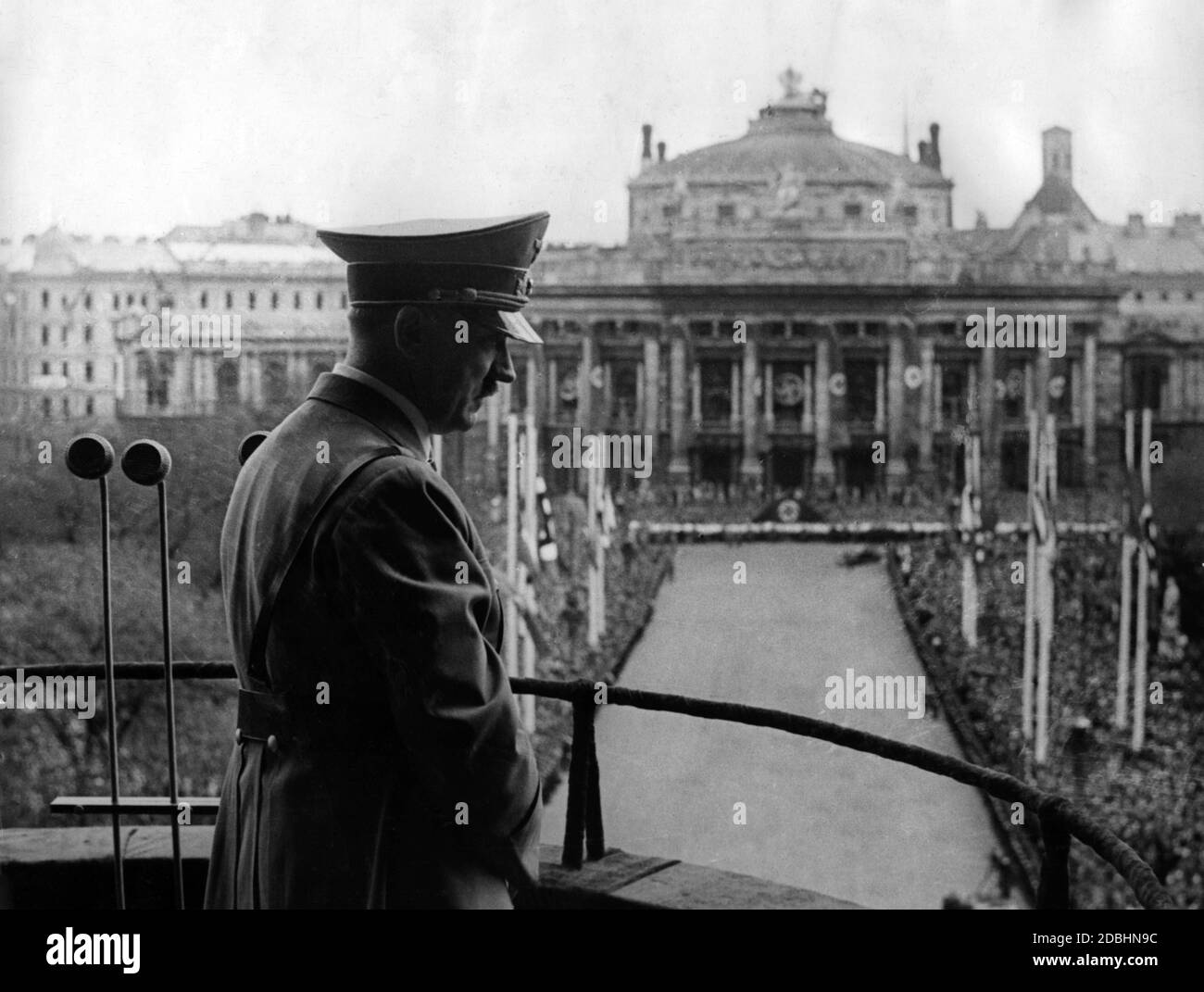 Adolf Hitler sur le balcon de l'hôtel de ville de Vienne avant la proclamation du jour du Grand Reich allemand. Banque D'Images