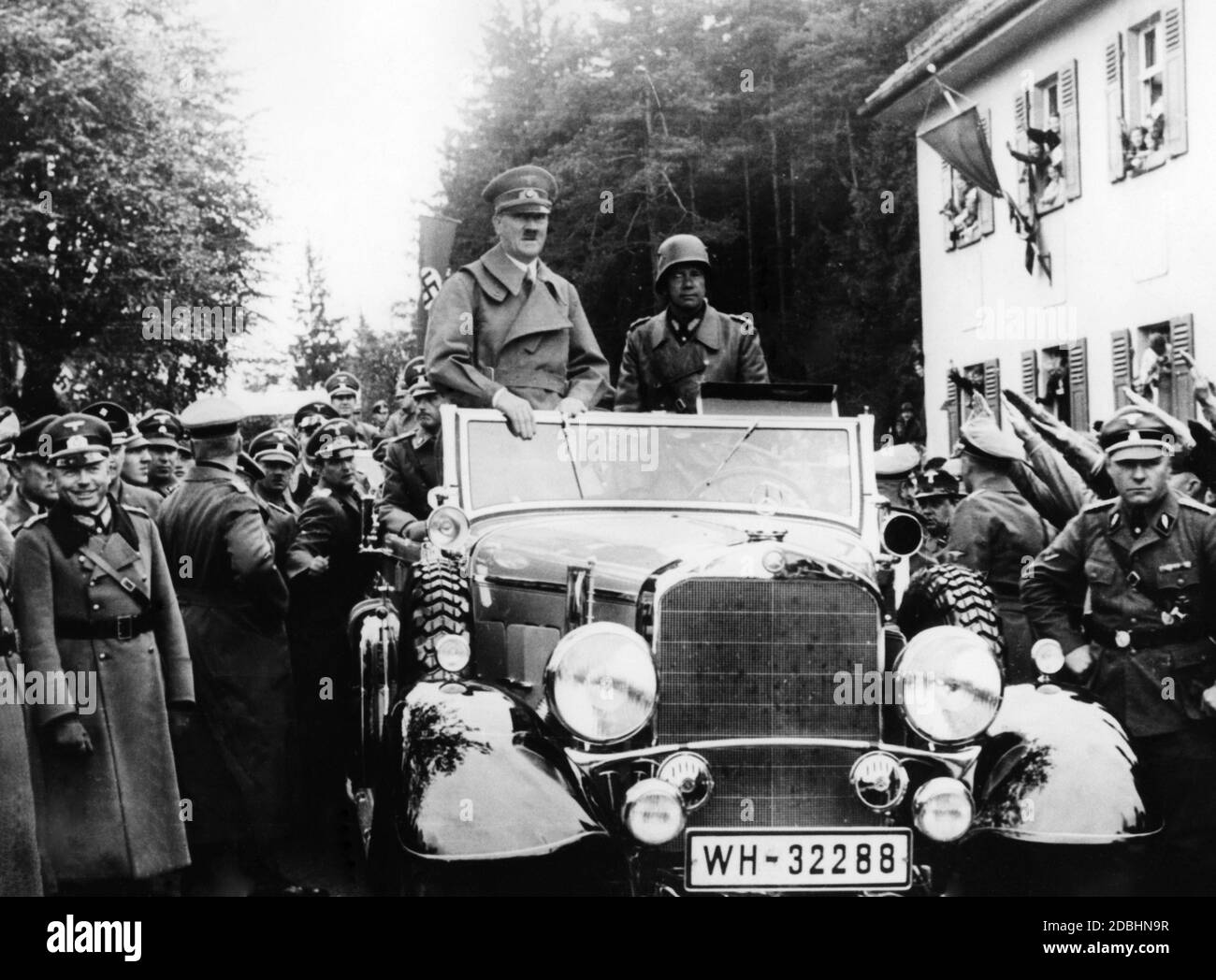 Lors de l'invasion des Sudètes, Adolf Hitler inspecte une formation d