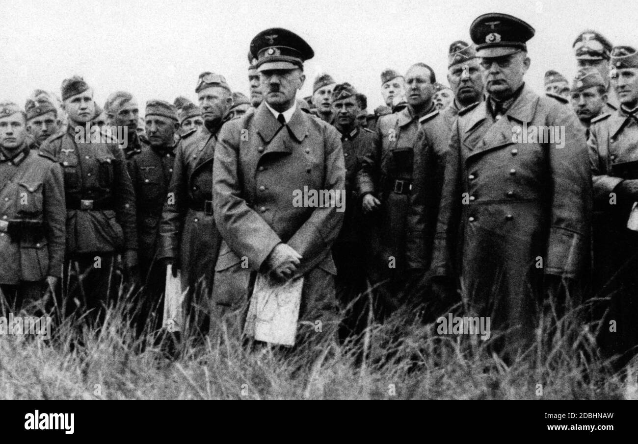Hitler et le général von Schwedler visitent les tombes des soldats en Flandre en 1940. Banque D'Images
