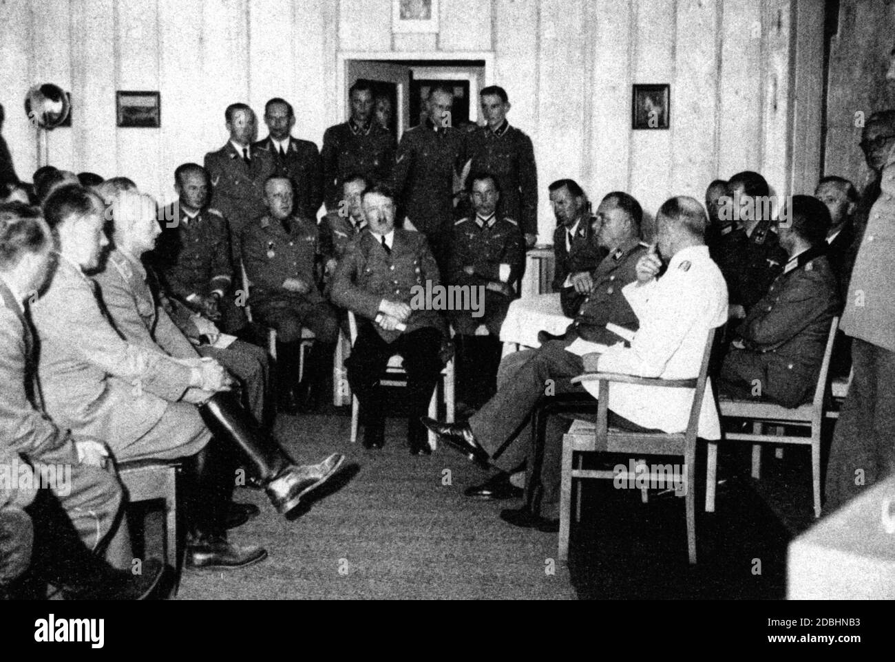 Adolf Hitler et les officiers de la Wehrmacht écoutent l'annonce radio de l'armistice avec la France au siège. Banque D'Images