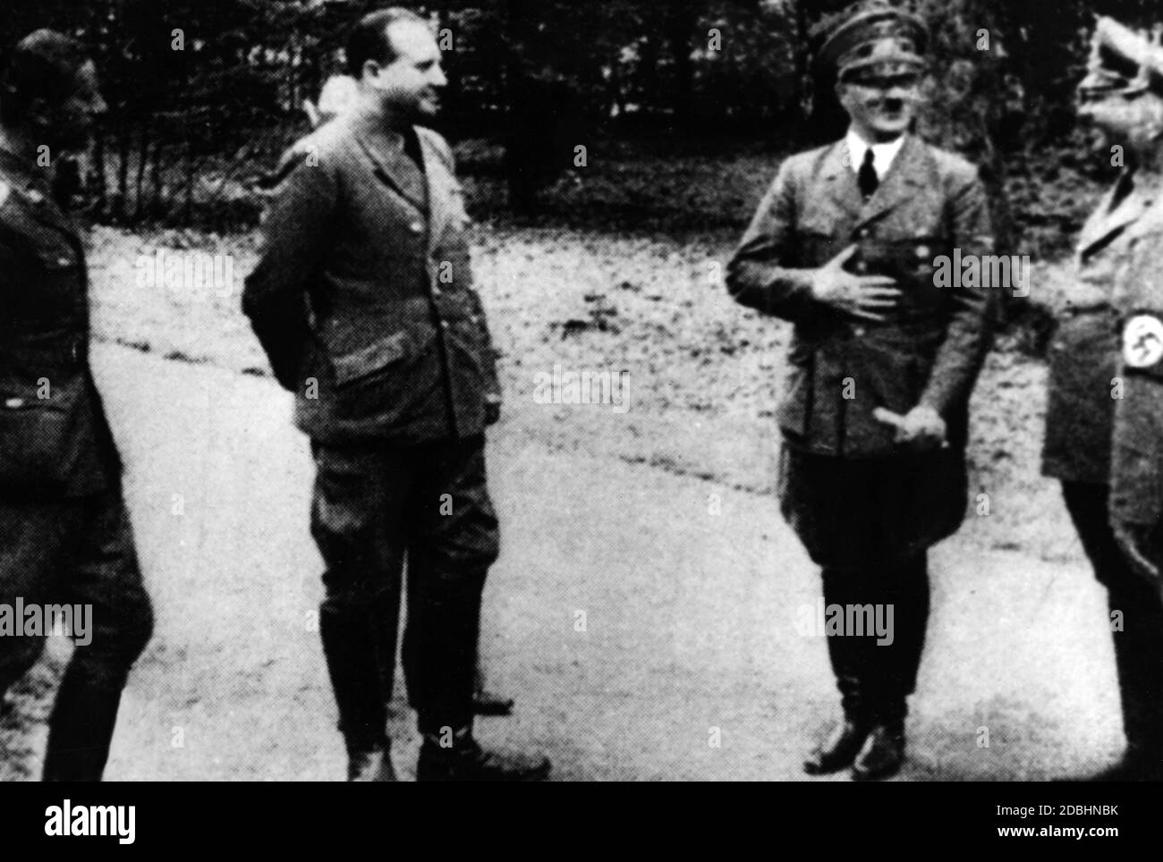 'Adolf Hitler, quartier général: ''Freudentanz'' Walter Frentz a pris ces photos dans les moments qui ont suivi les nouvelles de la capitulation de la France. Hitler a apparemment fait une danse de joie quand il a entendu les nouvelles de la demande d'armistice français. Après un montage de la propagande britannique, la séquence obtenue a été baptisée « Dance of Joy ». Banque D'Images