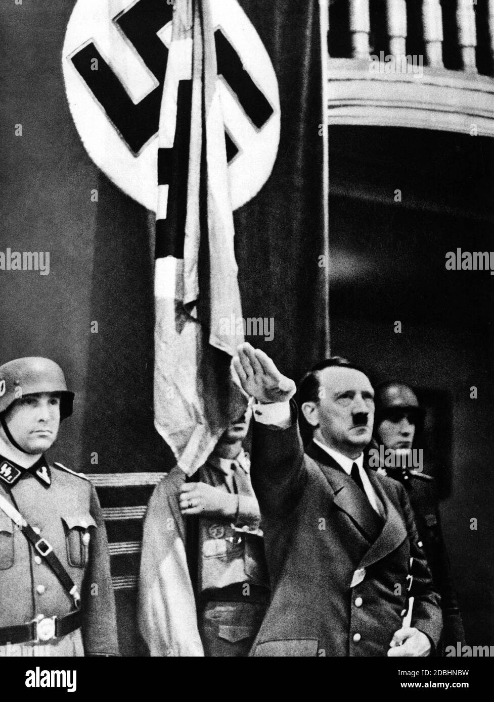 Scène finale du discours d'Adolf Hitler, le 8 septembre 1939. Le discours d'Hitler a été exceptionnellement court, parce que la détérioration du climat ce soir-là l'a forcé à prendre le train pour Berlin au lieu de l'avion. La bombe d'Elser a explosé environ une heure après que Hitler ait quitté le Buergerbraeukeller. La colonne ramenée par la détonation de la bombe a tué sept membres du NSDAP et une serveuse. Banque D'Images