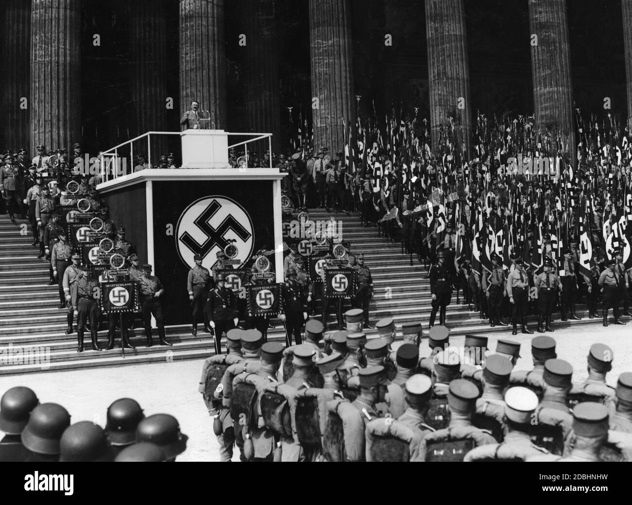 Adolf Hitler sur le lectrin exécutant le salut nazi. Banque D'Images