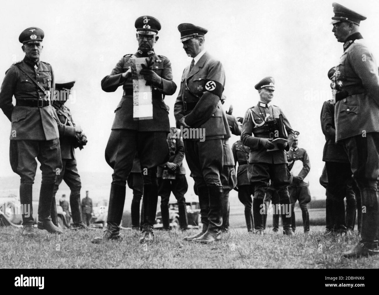 À l'extrême gauche Werner von Blomberg, ministre de Reich de la guerre, Adolf Hitler regardant une carte à côté d'un autre officier, et à l'extrême gauche Werner von Fritsch, commandant en chef de l'armée. En 1935, le service militaire obligatoire général a été réintroduit. Banque D'Images