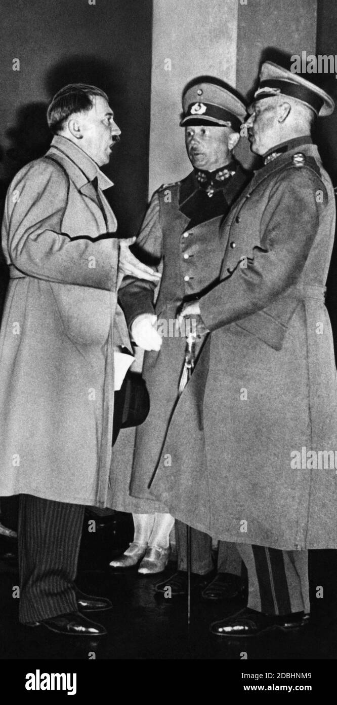Le chancelier de Reich nouvellement nommé Adolf Hitler est apparemment en discussion avec le commandant en chef de l'armée, Werner von Fritsch, et un autre officier de haut rang du ministère de la guerre de Reich. Banque D'Images