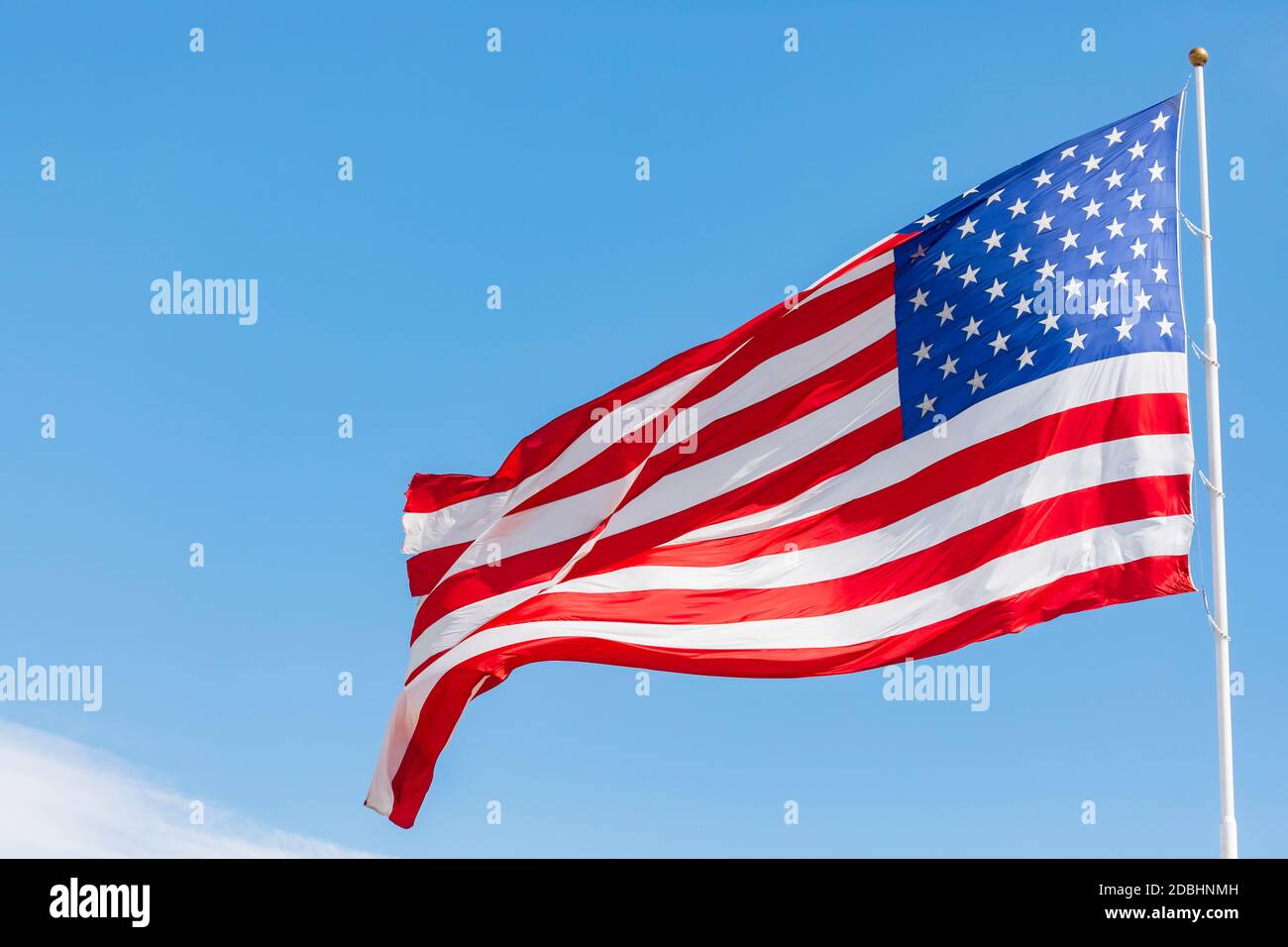 Drapeau américain agitant dans le vent, mouvement du drapeau américain sur le ciel bleu, drapeau national des États-Unis d'Amérique. Les étoiles et les rayures des États-Unis Banque D'Images