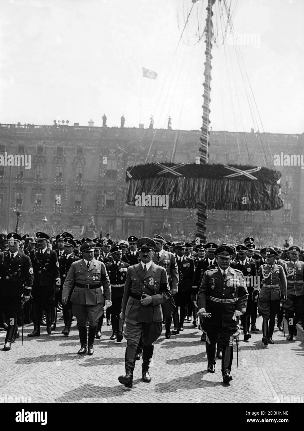 Adolf Hitler entre dans le Berlin Lustgarten flanqué de Robert Ley et Hermann Goering, ainsi que de hauts responsables du parti et de SS. Banque D'Images