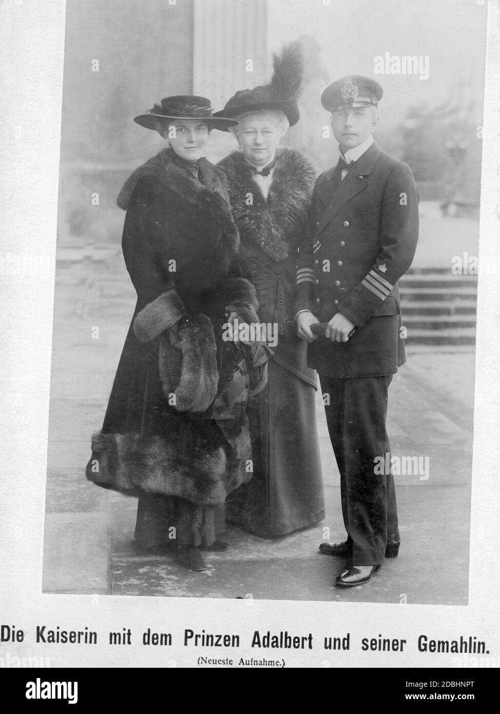 La photo montre l'impératrice Augusta Victoria (au centre) avec son fils Adalbert de Prusse (à droite, dans l'uniforme d'un capitaine de corvette) et son épouse Adelheid de Prusse (à gauche, née von Sachsen-Meiningen). Photo non datée, prise vers 1916. Banque D'Images