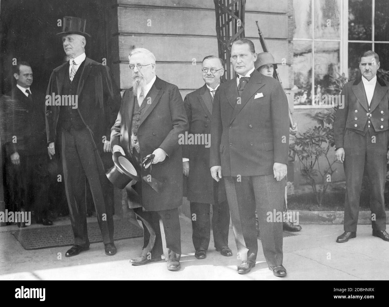 "Le 9 septembre 1932, Paul Hindenburg a reçu le nouveau Président du Reichstag Hermann Goering (NSDAP) et ses adjoints: Walter Graef (DNVP), Thomas Esser (Centre) et Johann ''Hans'' Rauch (BVP) devant le Palais du Président du Reich." Banque D'Images