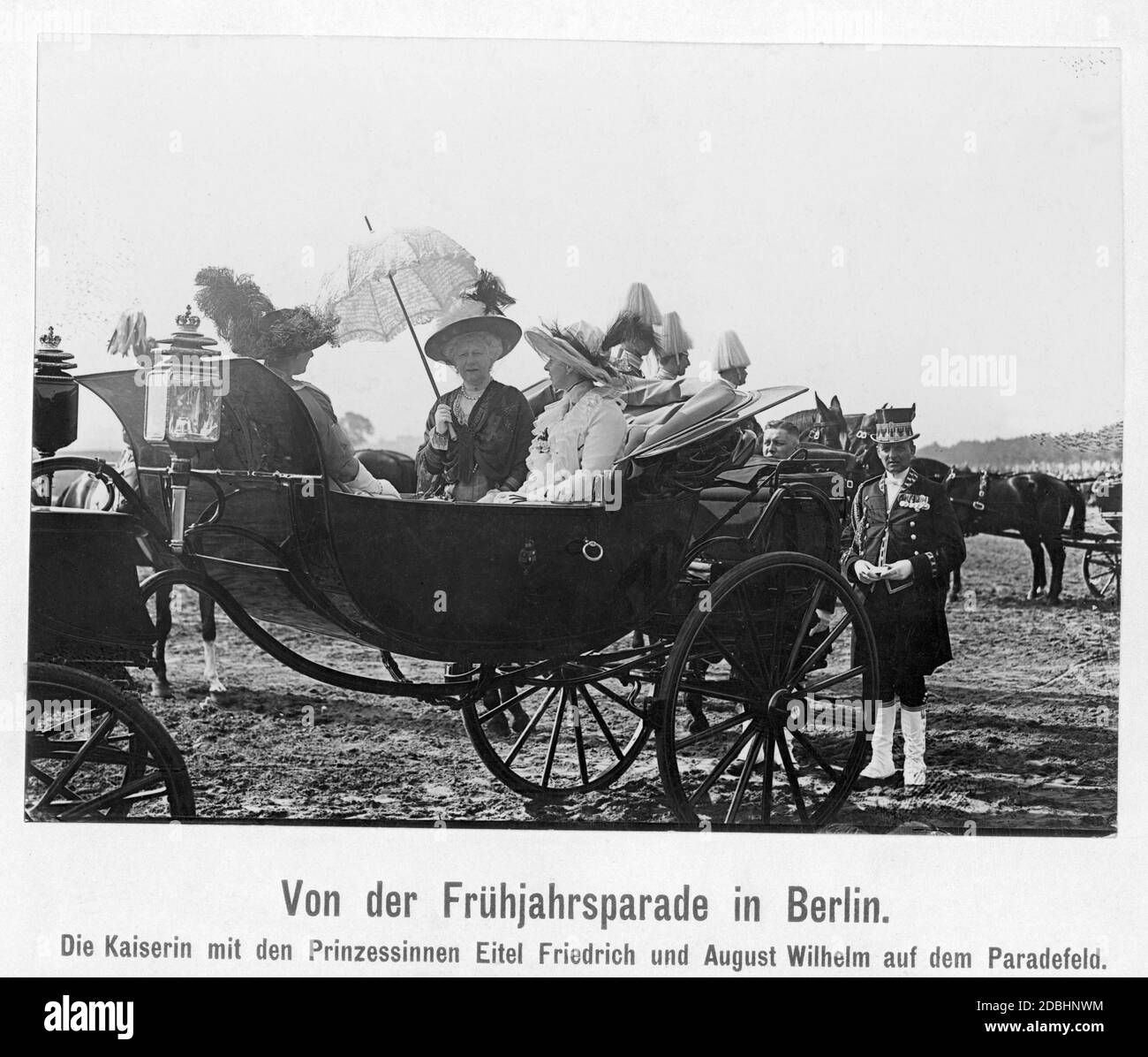 La princesse Alexandra Victoria de Prusse (née de Schleswig-Holstein-Sonderburg-Gluecksburg, à gauche), l'impératrice Augusta Victoria (au centre) et la princesse Sophie Charlotte de Prusse (née d'Oldenburg, à droite d'Augusta Victoria) s'assoient dans une calèche sur le terrain de la parade du printemps 1913 à Berlin. Banque D'Images