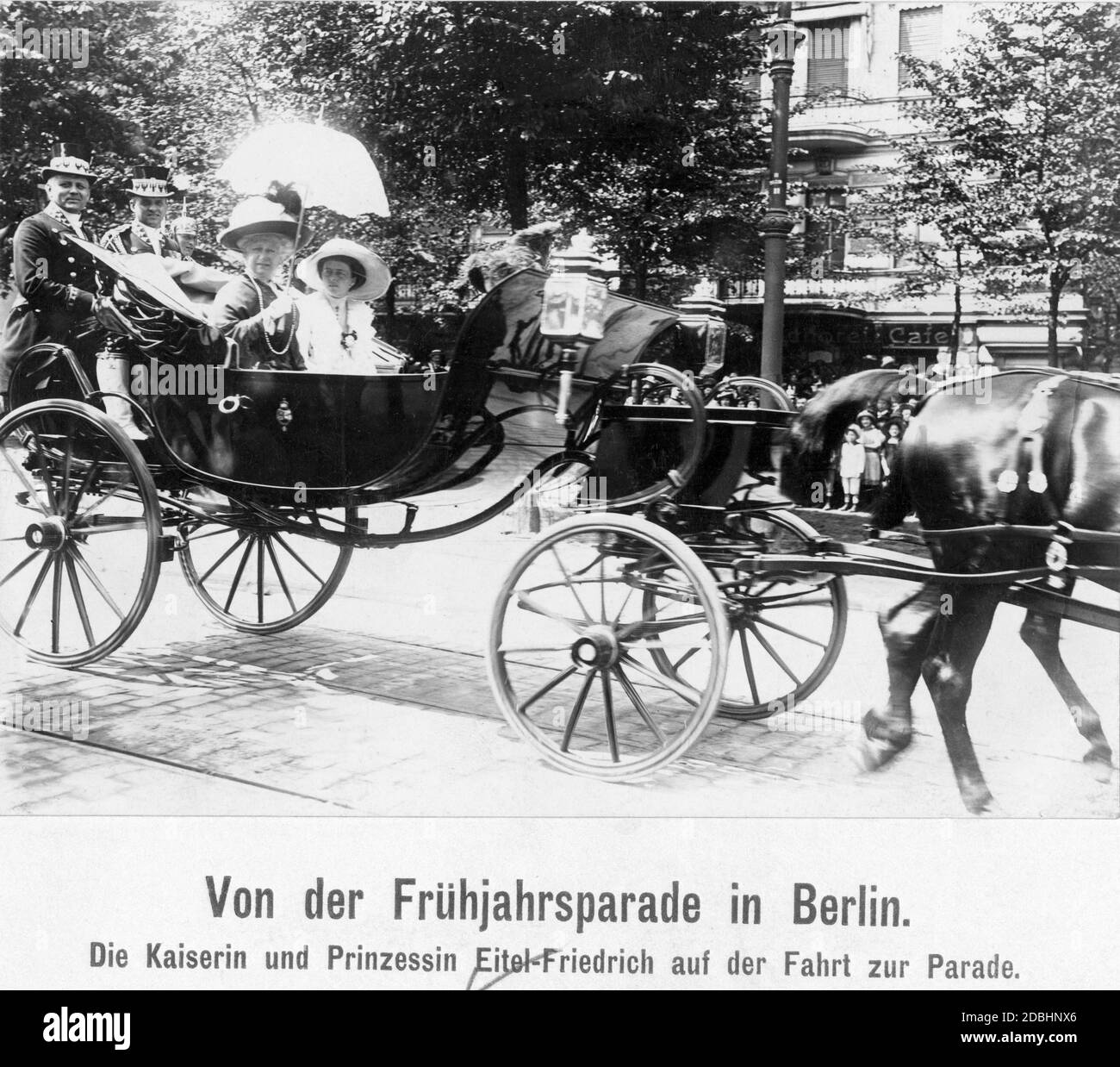 L'impératrice Augusta Viktoria (à gauche) et la princesse Sophie Charlotte de Prusse (née Oldenburg, à droite d'Augusta Victoria) et la princesse Alexandra Victoria de Prusse (née Schleswig-Holstein-Sonderburg-Gluecksburg, à droite) se rendent à la parade du printemps 1913 à Berlin. Banque D'Images