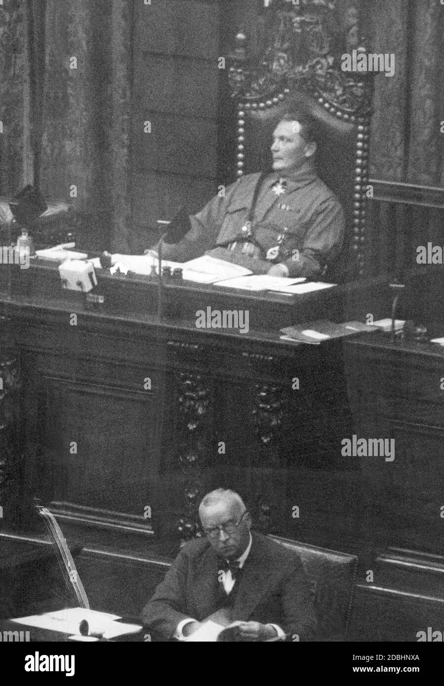 Hermann Goering, en sa uniforme, préside un débat au Reichstag. Banque D'Images