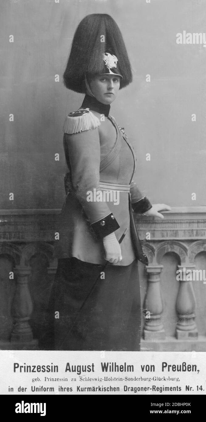 La princesse Alexandra Victoria de Prusse (née de Schleswig-Holstein-Sonderburg-Gluecksburg) dans l'uniforme du régiment de Dragoner Kurmaerkisches Nr. 14, penchée contre une balustrade. Elle a été chef du régiment de 1912 jusqu'à sa dissolution après la première Guerre mondiale. La photo a été prise en 1913. Banque D'Images